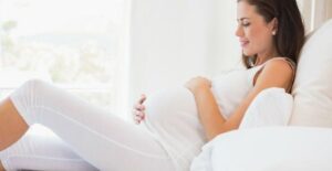 ¿Cómo puede el embarazo afectar las venas de mis piernas?